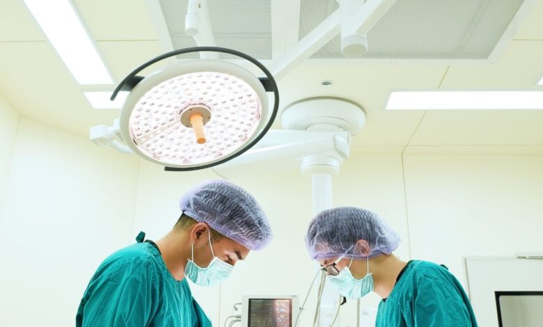 Metapneumovírus Humano em Gorilas: Surtos de doença respiratória severa em primatas silvestres habituados à presença humana.